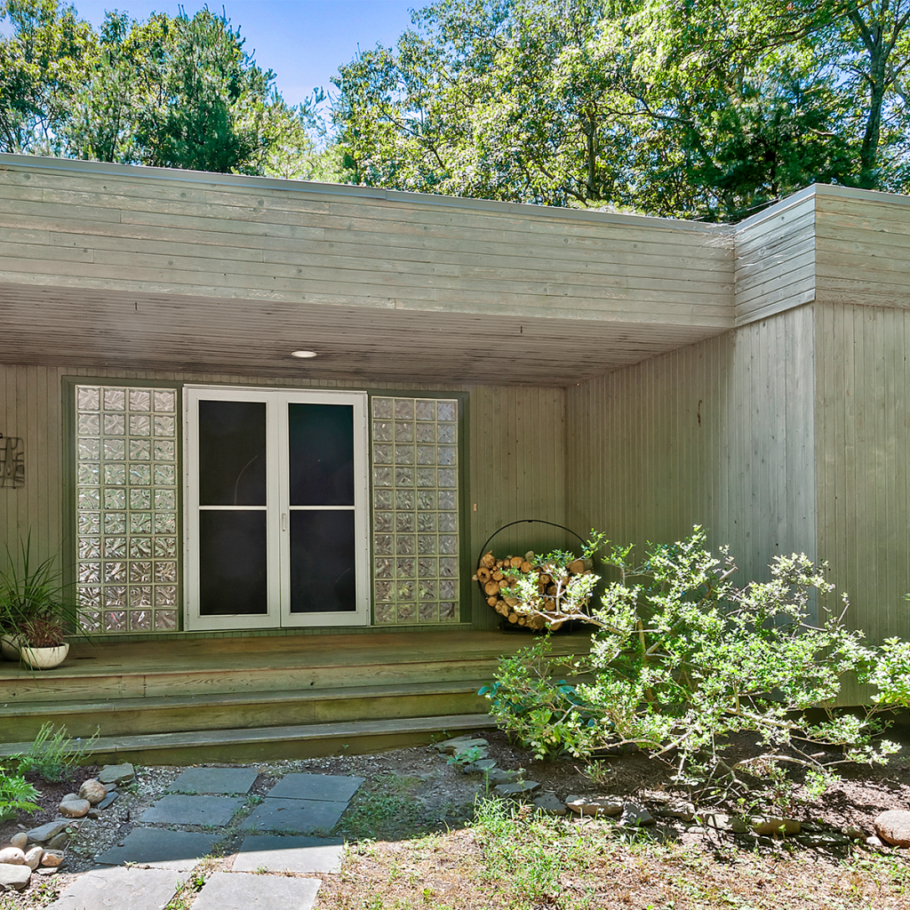 A photo of the rear entrance at 58 Longwoods Ln, East Hampton