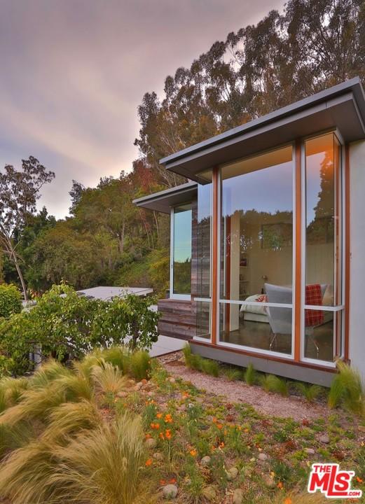Shane Smith puts Pacific Palisades home up for rent exterior side