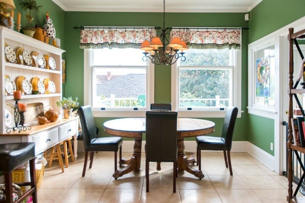 snag the 10 things i hate about you house for $1.6m casual dining area