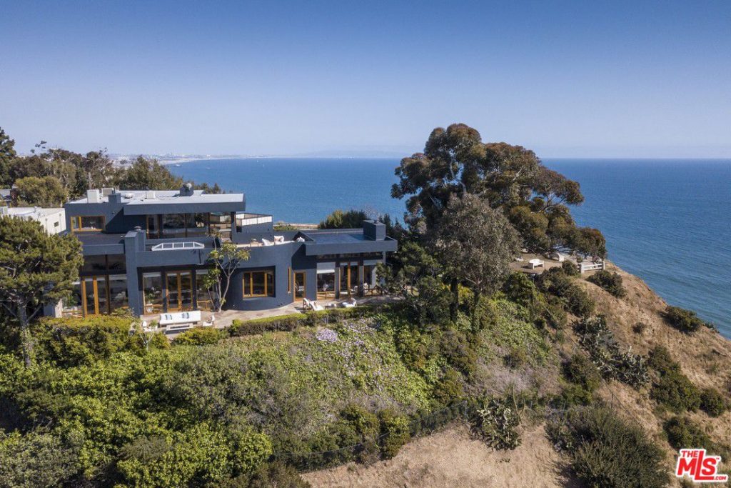 tyra banks lists her pacific palisades home for 9.25m spare cliffs