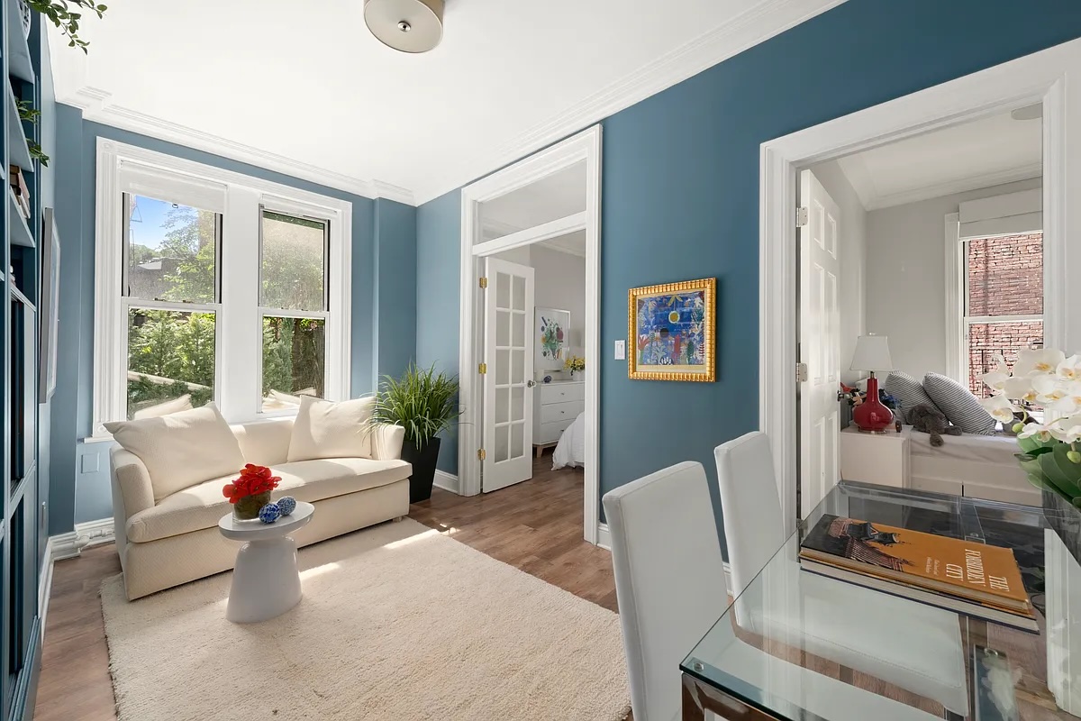 living room with blue walls in Gramercy Park 2-bedroom