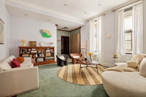 living room in Brooklyn Heights 2-bedroom with heated toilet
