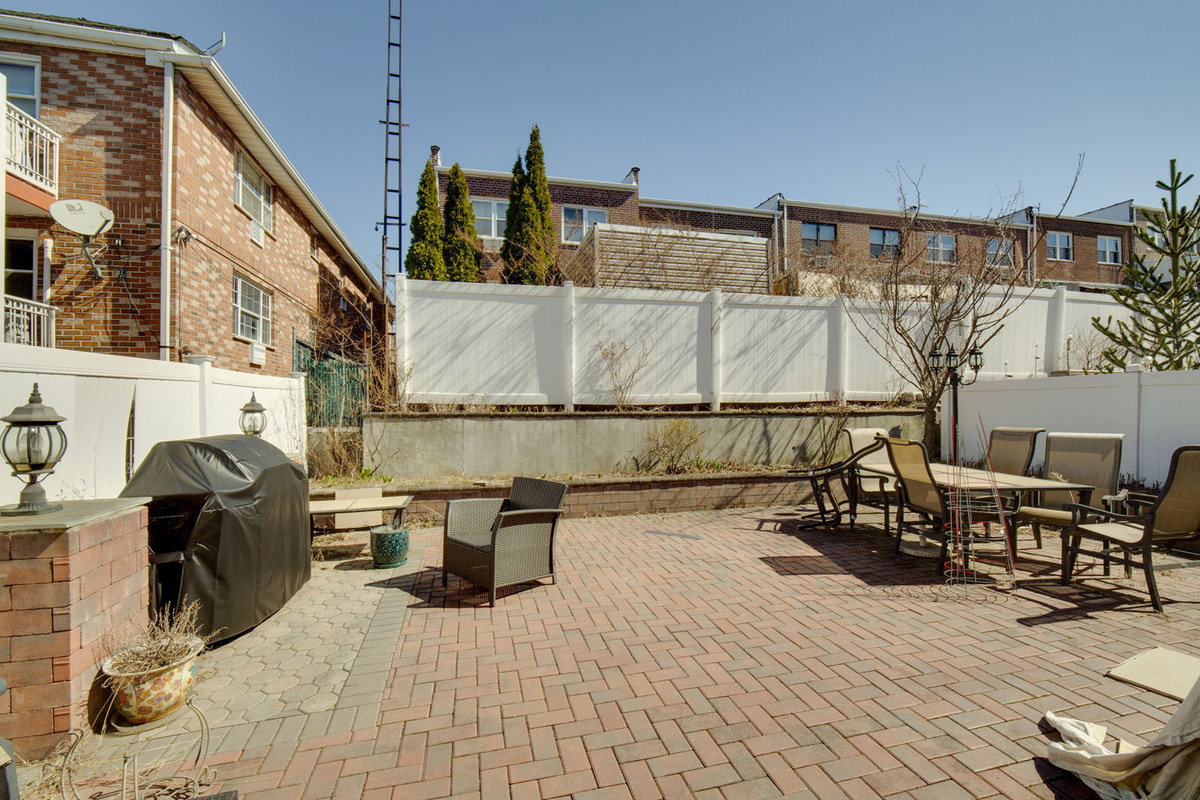 apartments with parking - ditmars-steinway