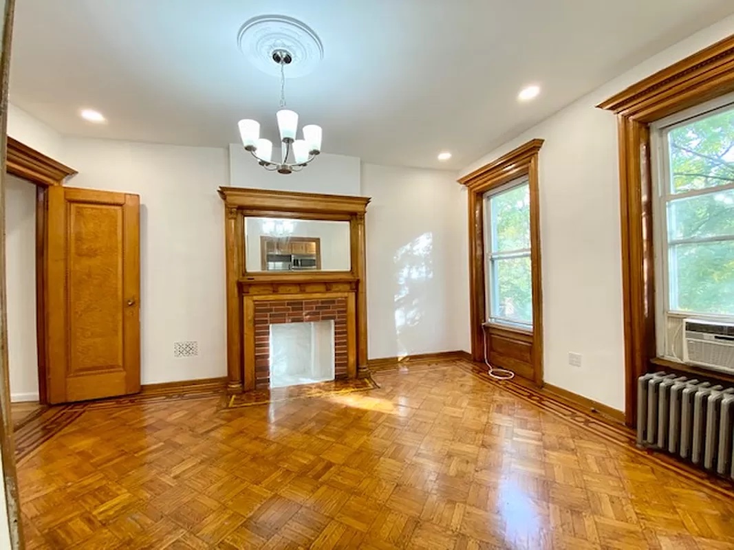 bed-stuy 2br - living room and fireplace