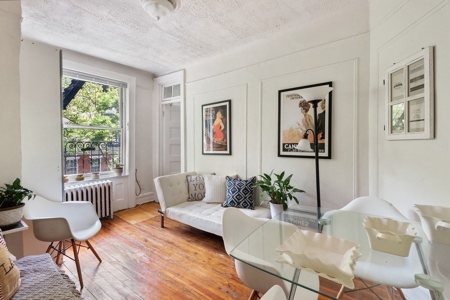 deal of the week living room 236 East 78th Street #4C