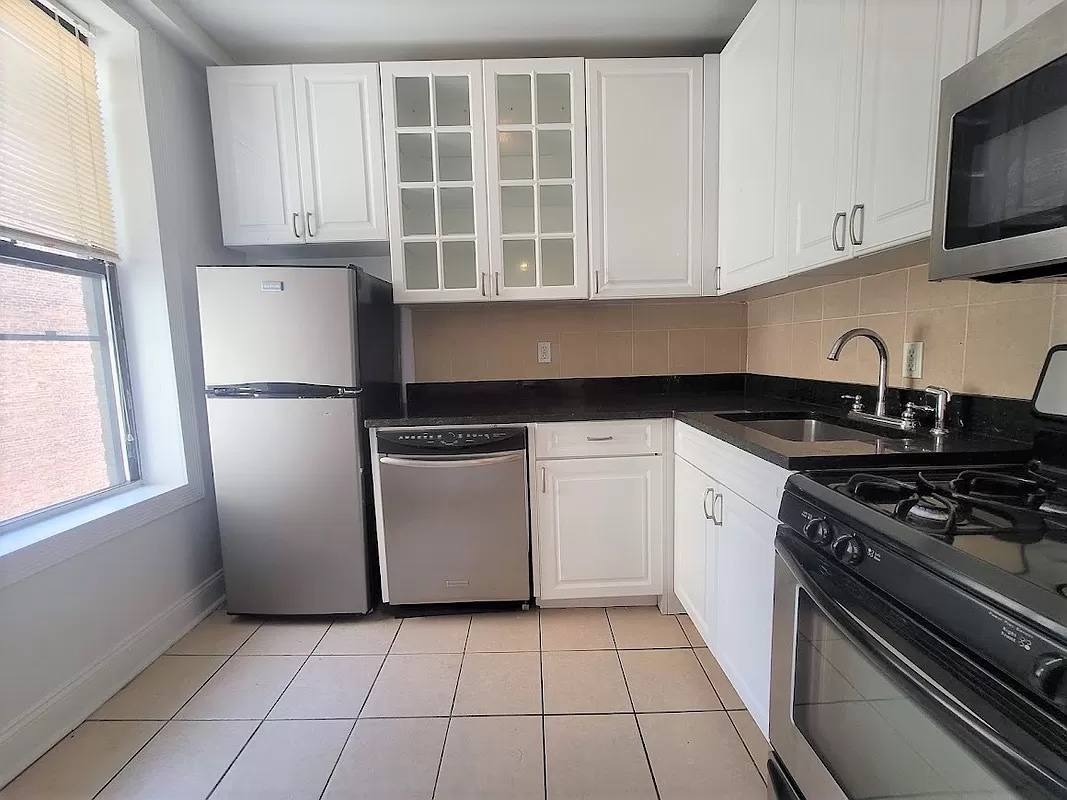 hell's kitchen rental - kitchen