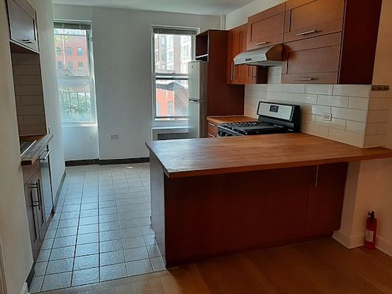 williamsburg 2br - kitchen windows