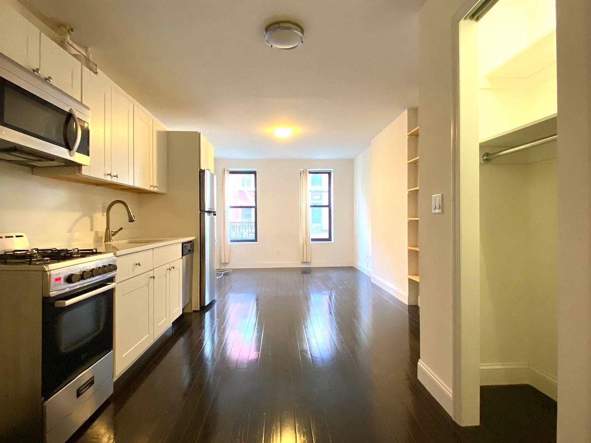 yorkville 1br - main living room kitchen image