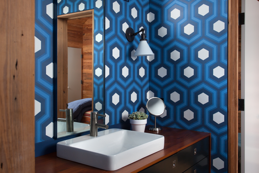 Psychology of color in interior design: dark blue in the bathroom
