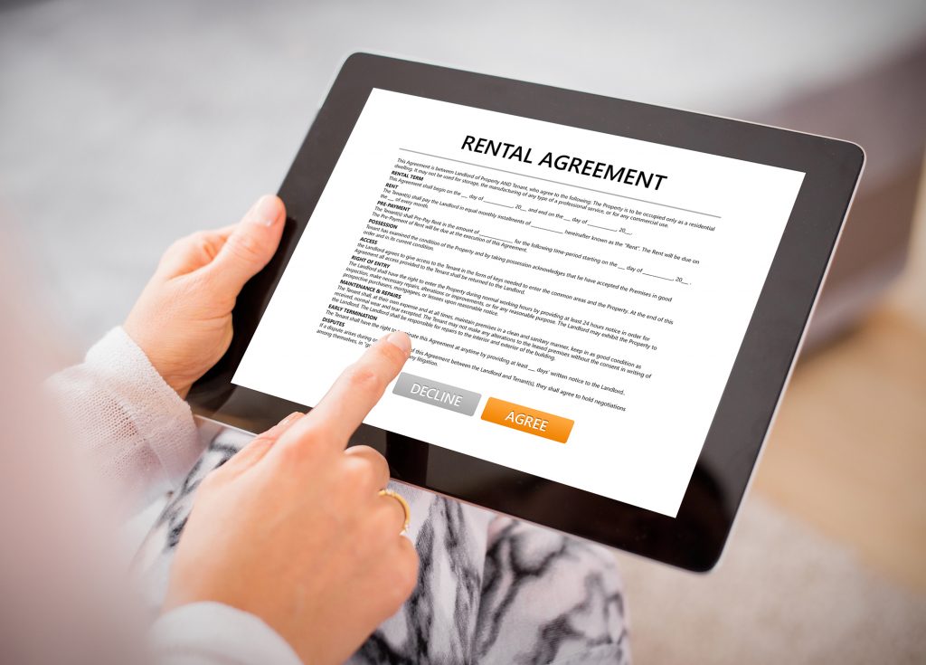 A renter signing a renter lease agreement online.