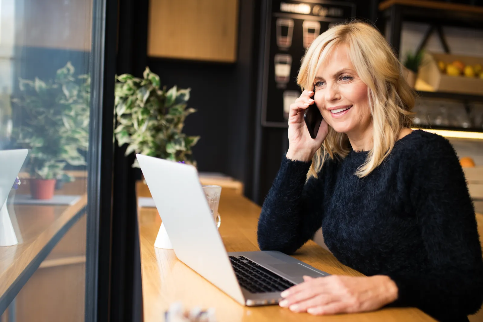 An agent following a 10-day plan to convert real estate leads.