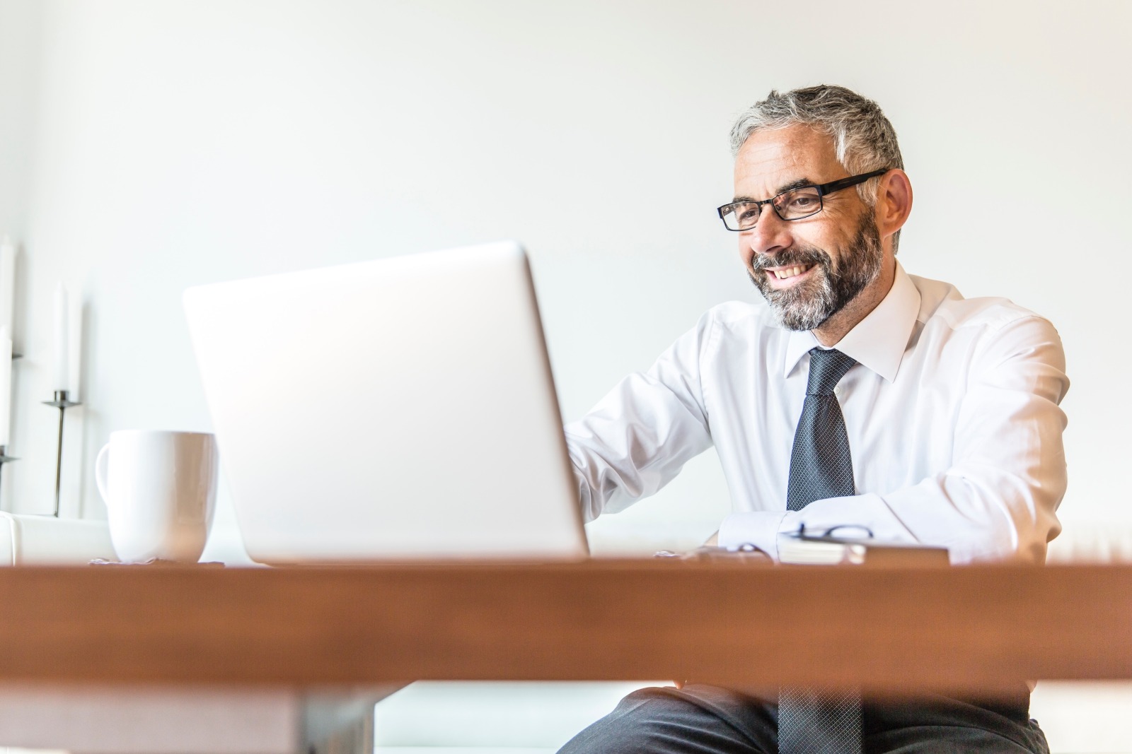 A real estate agent reading Zillow updates.