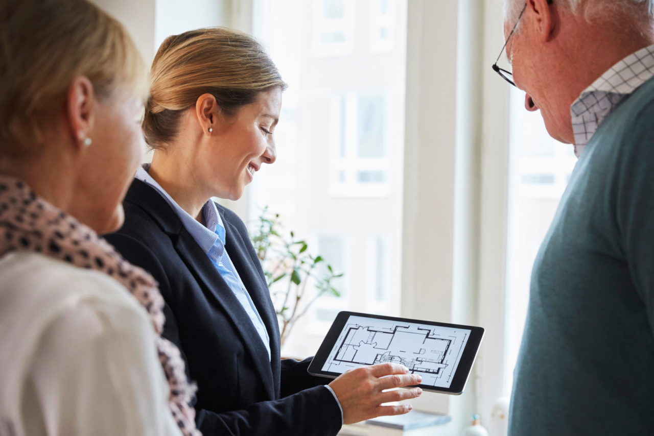 Agent and clients looking at iPad