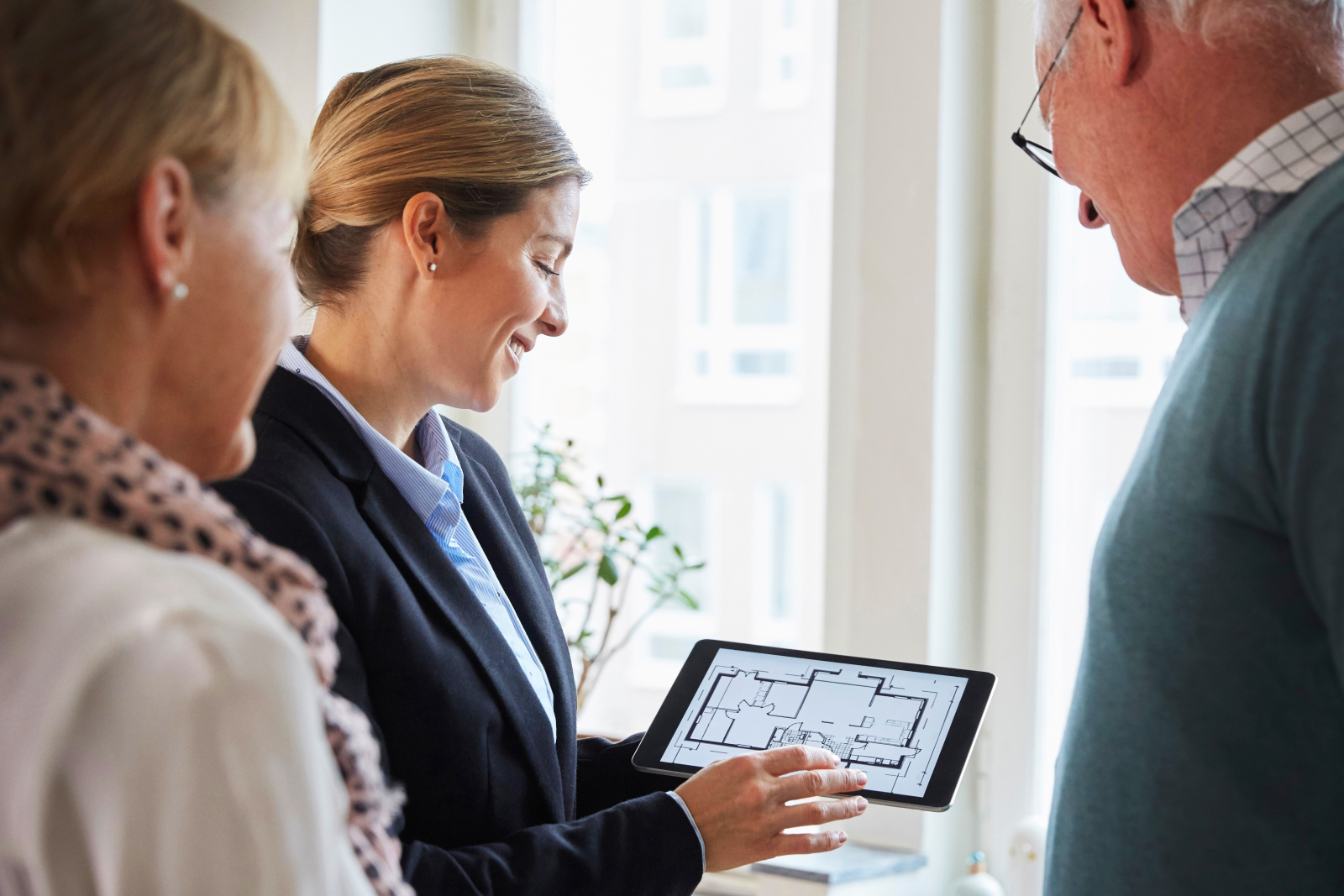 Agent and clients looking at iPad