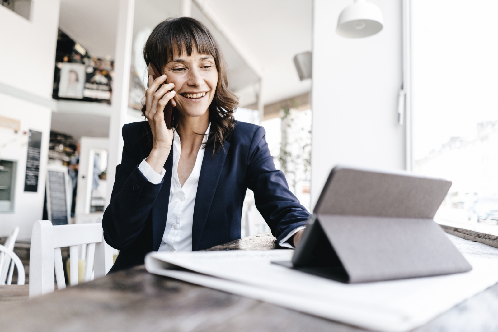Real Estate marketing: Agent talking to a client for lead generation