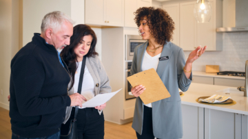 agent with home buyers