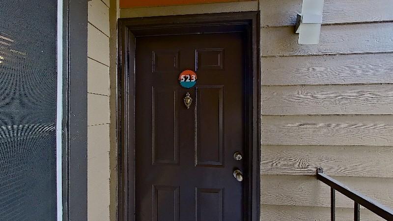 523